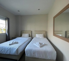 Коттедж с 3 комнатами в Uthaithani Resort