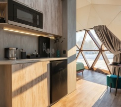 Сфера с видом на озеро с купелью в Аномалия