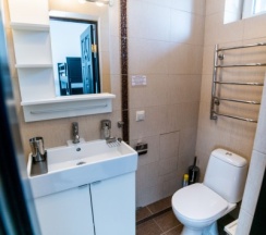 204 - Четырехместный номер с балконом и боковым видом на море в Азов Инн