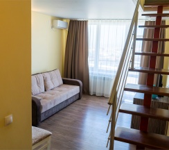 Двухуровневый семейный номер с балконом на 3-4 гостей и видом на море (корпус Б) в Оптимист