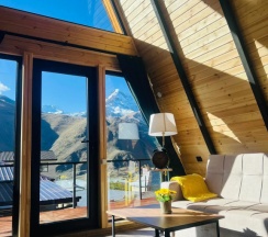 Шале с красивым видом из окна в Апартаменты Pyramid Kazbegi