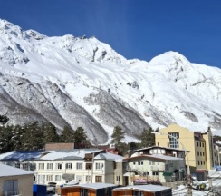 Двухместный Номер 3 этаж Улучшенный с балконом и с видом на горы двуспальная кровать в Девичьи косы