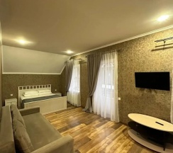 Коттедж с балконом и с видом на горы в Дом на холме