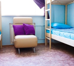 Кровать в общем номере с красивым видом из окна в Like room