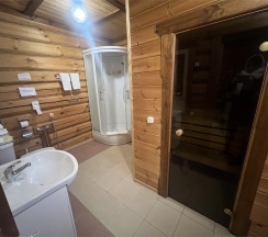 Двухместный номер в деревянном коттедже с сауной и камином в Колыба