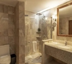 Двухместный номер Sky view Premier двуспальная кровать в Century Park Hotel
