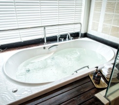 Одноместный люкс Grand односпальная кровать в Alpina Phuket Nalina Resort & Spa