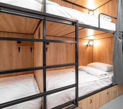 Кровать в мужском 4-местном номере (удобства на этаже) в Sleep box