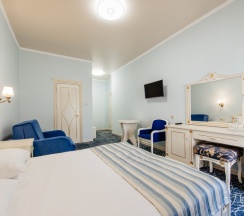 Трёхместный номер Стандарт с балконом в Dvin