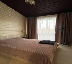 Большой дом Форест с чаном в окружении леса в Timeless