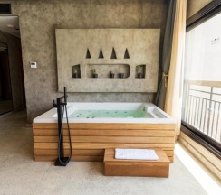 Четырёхместный люкс Jacuzzi Executive в SUNRISE Tucana Resort