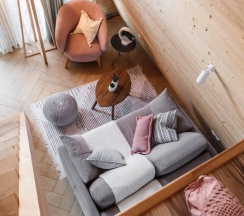 Розовый А-фрейм с купелью в окружении леса в Timeless