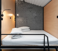 Номер с мансардным окном, двухспальной кроватью и небольшим диваном (Roof DBL) в Roof capsules