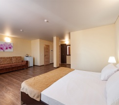 Полулюкс на троих-четверых гостей с балконом и видом во двор (в корпусе Б) в Оптимист