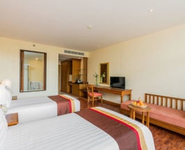 Двухместный номер Deluxe с видом на бассейн двуспальная кровать в Naithonburi Beach Resort
