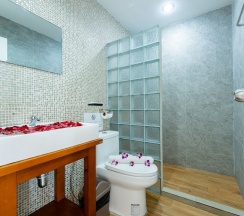 Двухместный номер Deluxe с балконом 2 отдельные кровати в La Vista Patong Hotel