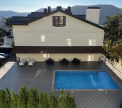 Стандарт с кухней, вид на бассейн (2-3 этаж), до 4-х гостей в Винтаж