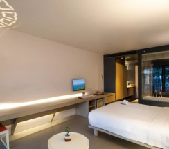 Двухместный номер Superior с балконом и с видом на горы двуспальная кровать в Отель The Yama Resort & Spa Kata Beach Phuket