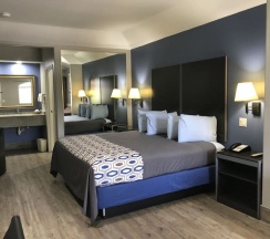 Четырёхместный номер Deluxe двуспальная кровать в Camelot Inn & Suites Veterans Memorial NW Houston