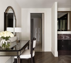 Номер люкс посольский с 1 двуспальной кроватью в Four Seasons Hotel Moscow