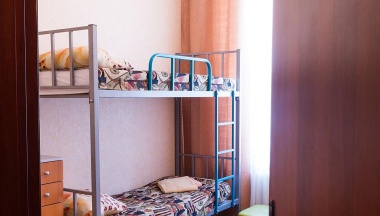 Номер эконом с 1 двухъярусной кроватью и 2 односпальными кроватями в Лесной