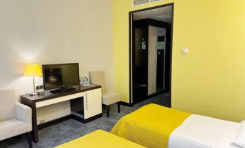 Двухместный номер Супериор с французским балконом с видом на реку 2 отдельные кровати в Фристайл Роза Хутор