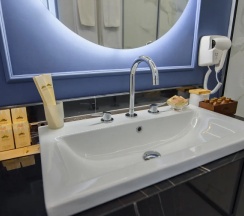 Двухместный люкс Queen двуспальная кровать в Казахстан