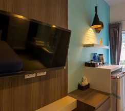Двухместный номер Standard с балконом двуспальная кровать в Hotel The Journey Patong New