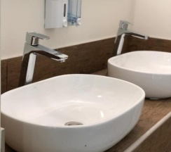 Кровать в женском четырехместном номере в Танский