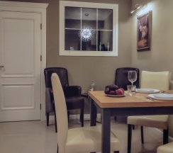 Апартаменты со спальней, кухней и гостиной в Hoffman residence