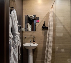 Номер делюкс с 1 двуспальной кроватью в Laska hotel