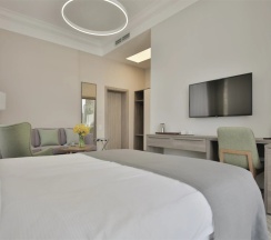 Номер с террасой Супериор с видом на море двуспальная кровать в Garden Resort
