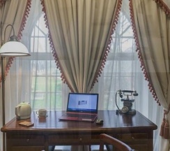 Номер полулюкс делюкс с 1 двуспальной кроватью в Барский флигель