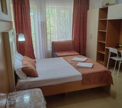 Четырёхместный номер Standard с балконом и с красивым видом из окна в Тихий домик