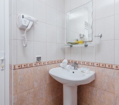 Трехместный номер с двуспальной и односпальной кроватью в Райский уголок