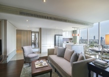 Люкс с 3 комнатами с балконом в Oriental Residence Bangkok