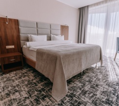 Двухместный люкс с частичным видом на море двуспальная кровать в Grand hotel Anapa