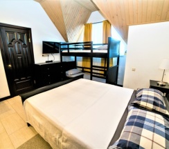 302 - Четырехместный мансардный номер с боковым видом на море в Азов Инн