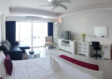 Студия с балконом и с видом на море в Vtsix Condo Service at View Talay Condo