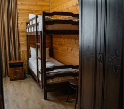 Четырехместный номер с двуспальной и двухъярусной кроватью в Пик Архыза