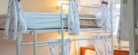 Кровать в общем номере в Kamin Bird Hostel