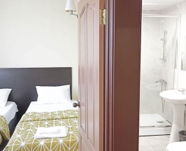 Кровать в 6-местном общем женском номере в Smart Hotel KDO Челябинск