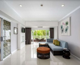 Четырёхместный люкс семейный с 2 комнатами с балконом в Thavorn Palm Beach Resort Phuket