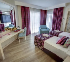 Семейный номер Standard с видом на море в Azura Deluxe Resort & Spa