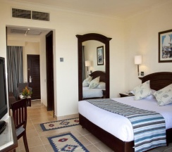 Двухместный номер Standard с видом на море двуспальная кровать в Coral Beach Resort