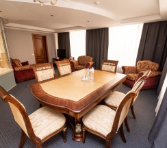 Номер люкс семейный в Azimut Отель Ставрополь