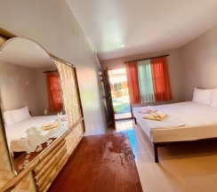 Двухместный номер Standard с видом на сад двуспальная кровать в Baan Kasirin Resort Pattaya Beach