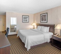Двухместный номер Deluxe двуспальная кровать в Clarion Hotel Denver Central
