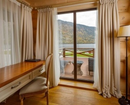 Chalet двуспальная кровать в Altay Village Teletskoe