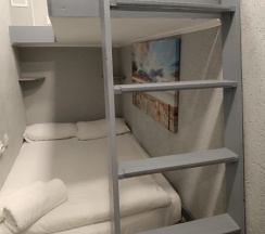 Трехместная капсула с двухъярусной кроватью без окна в Арт Галактика